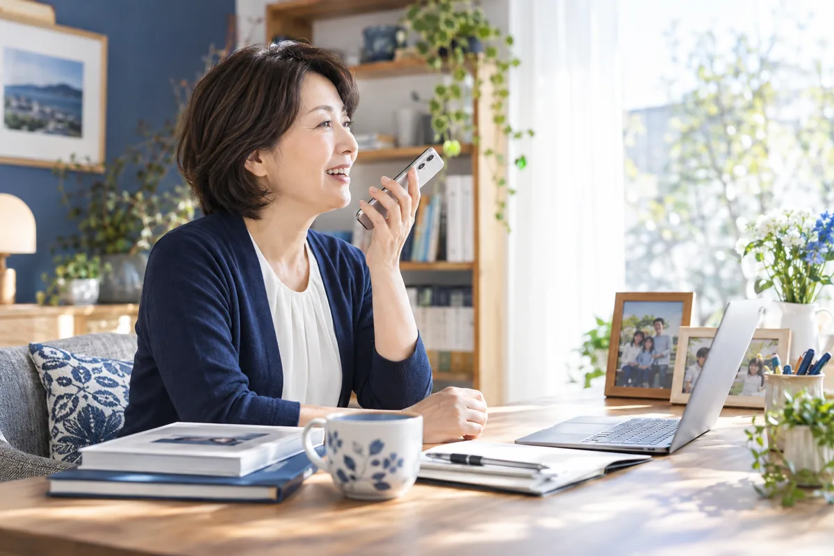 スマートフォンで話すお客様のイメージ